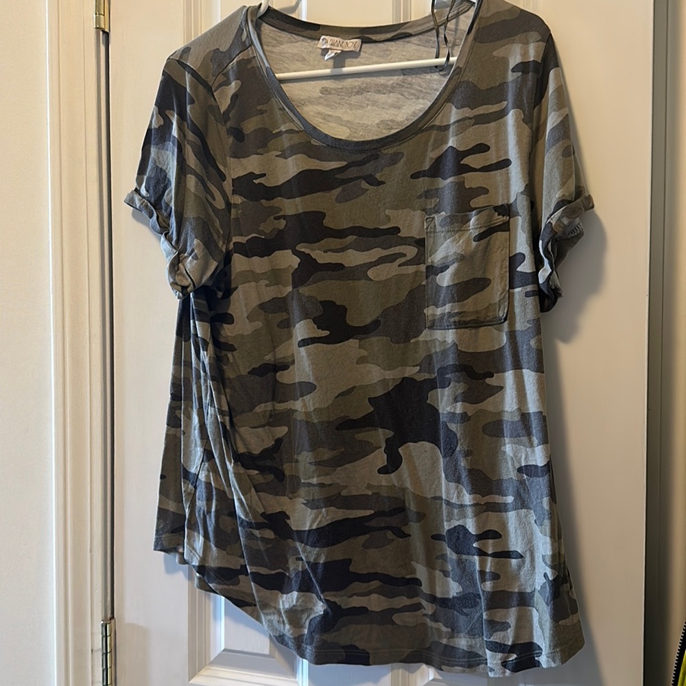 Camo fliane rose tee size 2X